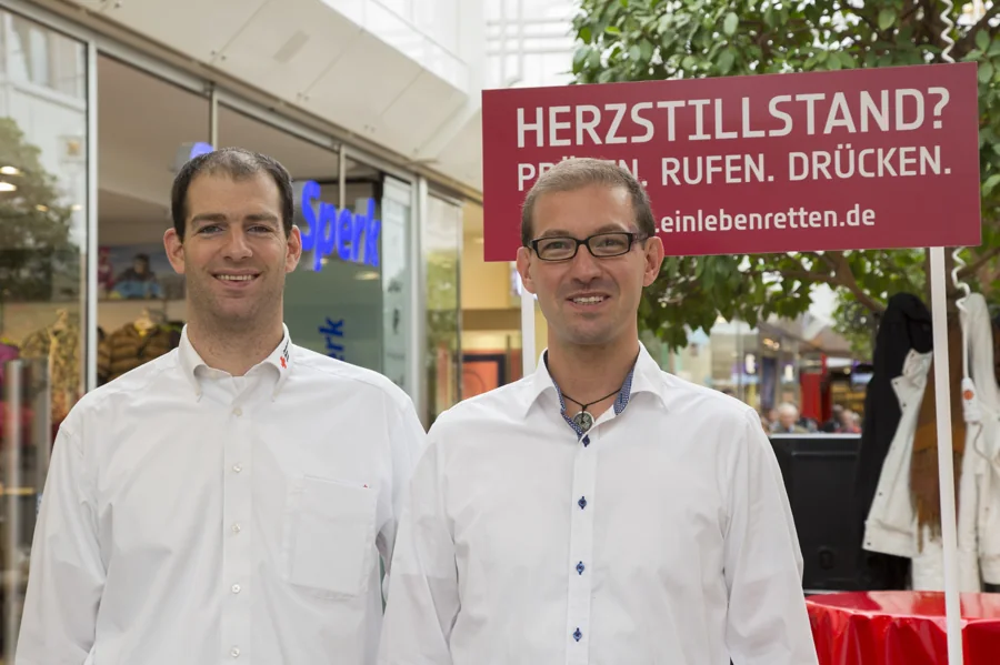 Dr. Christopher Rose und Daniel Dolz bei einer Aktion zur Wiederbelebung