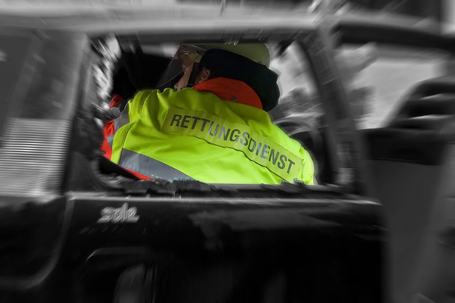 Rettungsdienstkraft bei einem nächtlichen Einsatz