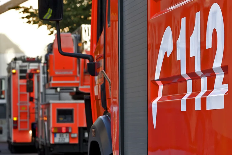 Einsatzfahrzeuge der Feuerwehr mit der Notrufnummer 112